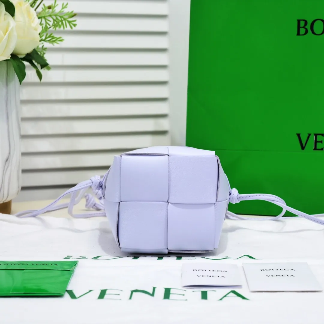 Small happy purple🔻Bottega veneta* new woven small bucket bag latest series# The square bag shape is matched with classic woven elements, drawstring design, minimalism, and has a very large capacity. Every color is beautiful, it is simple and elegant but has a cool style. It can be used by both men and women, and the upper body is fashionable and classy! Style number: 6611# Large size: 14*9*9cm